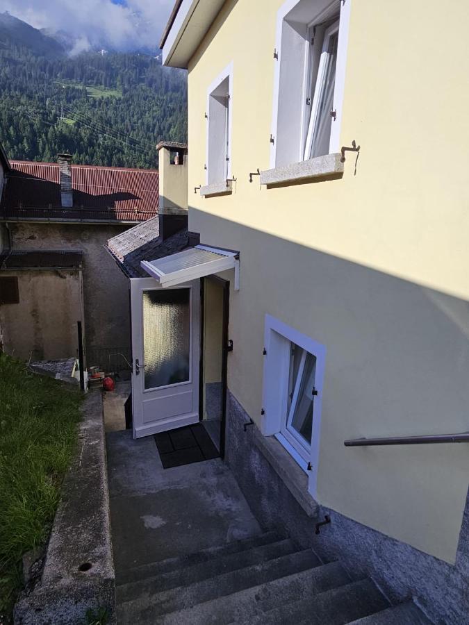 Airolo With Private Parking Apartment Exterior photo